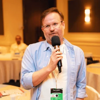 Engaged audience one on one introduction session at the Singapore digital marketing event.